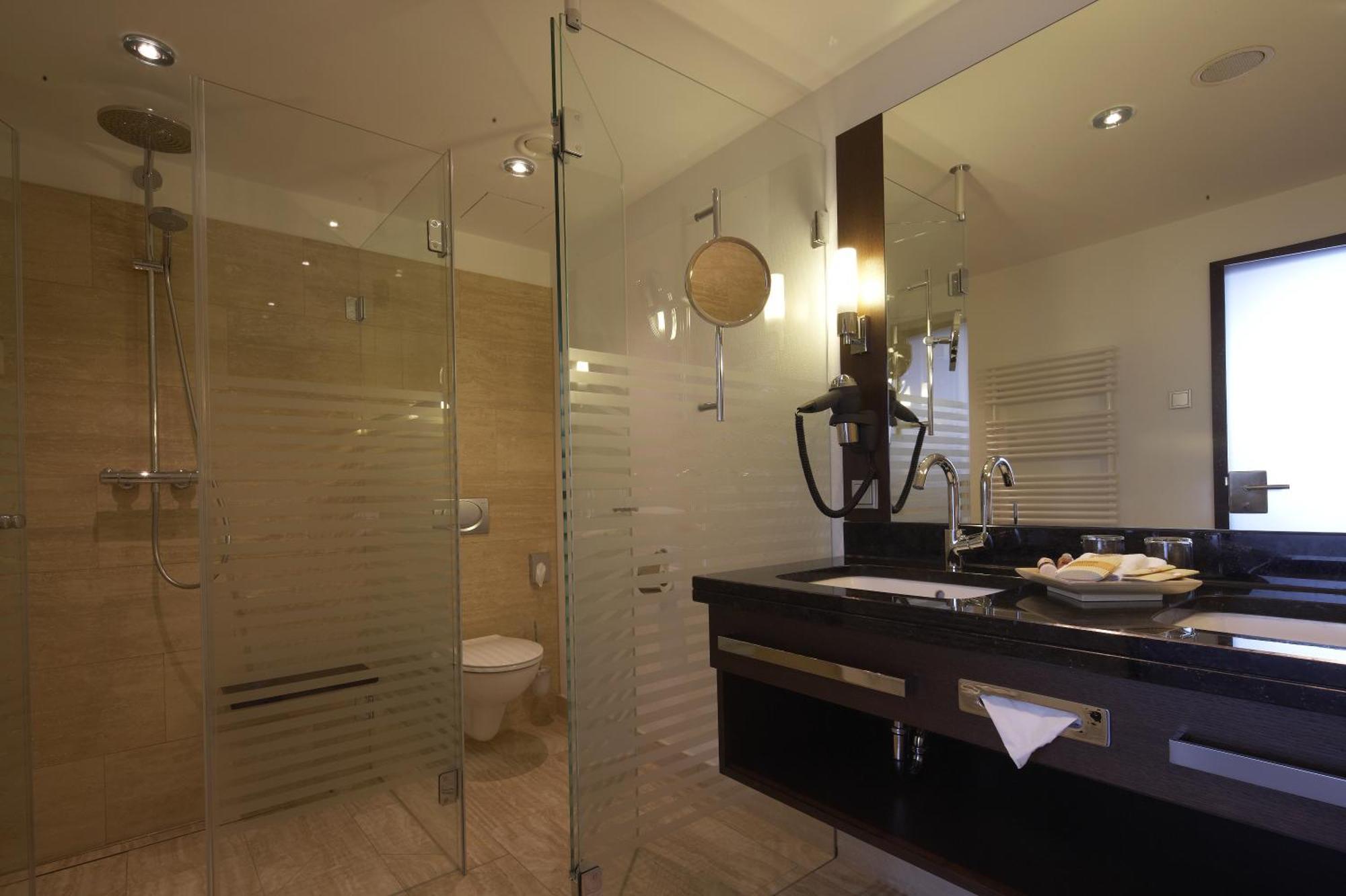 Отель Steigenberger Graf Zeppelin Штутгарт Экстерьер фото A bathroom in a hotel